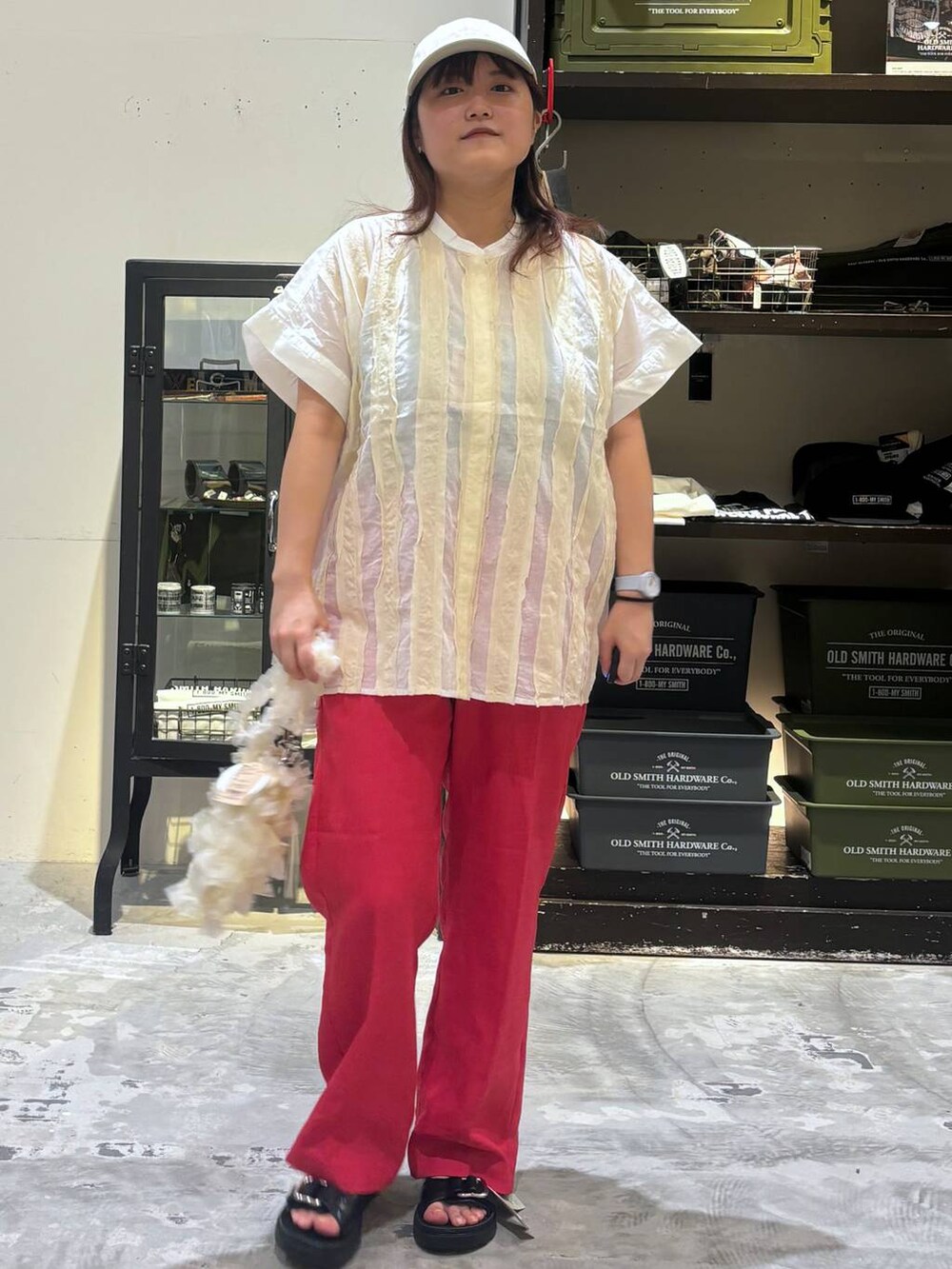 ブラック系のサンダル、ベージュ系のショルダーバッグ、ピンク系のその他パンツを着用したレディースの夏コーディネートの2枚目の写真