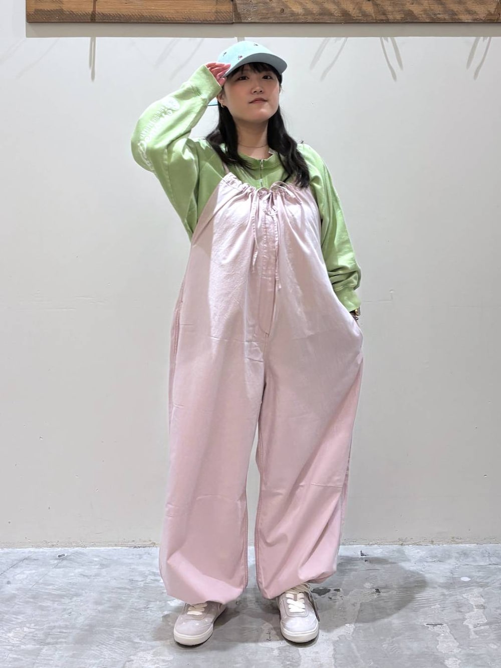 ピンク系のサロペット/オーバーオール、グレー系のスニーカー、グリーン系のスウェットを着用したレディースの春コーディネートの4枚目の写真