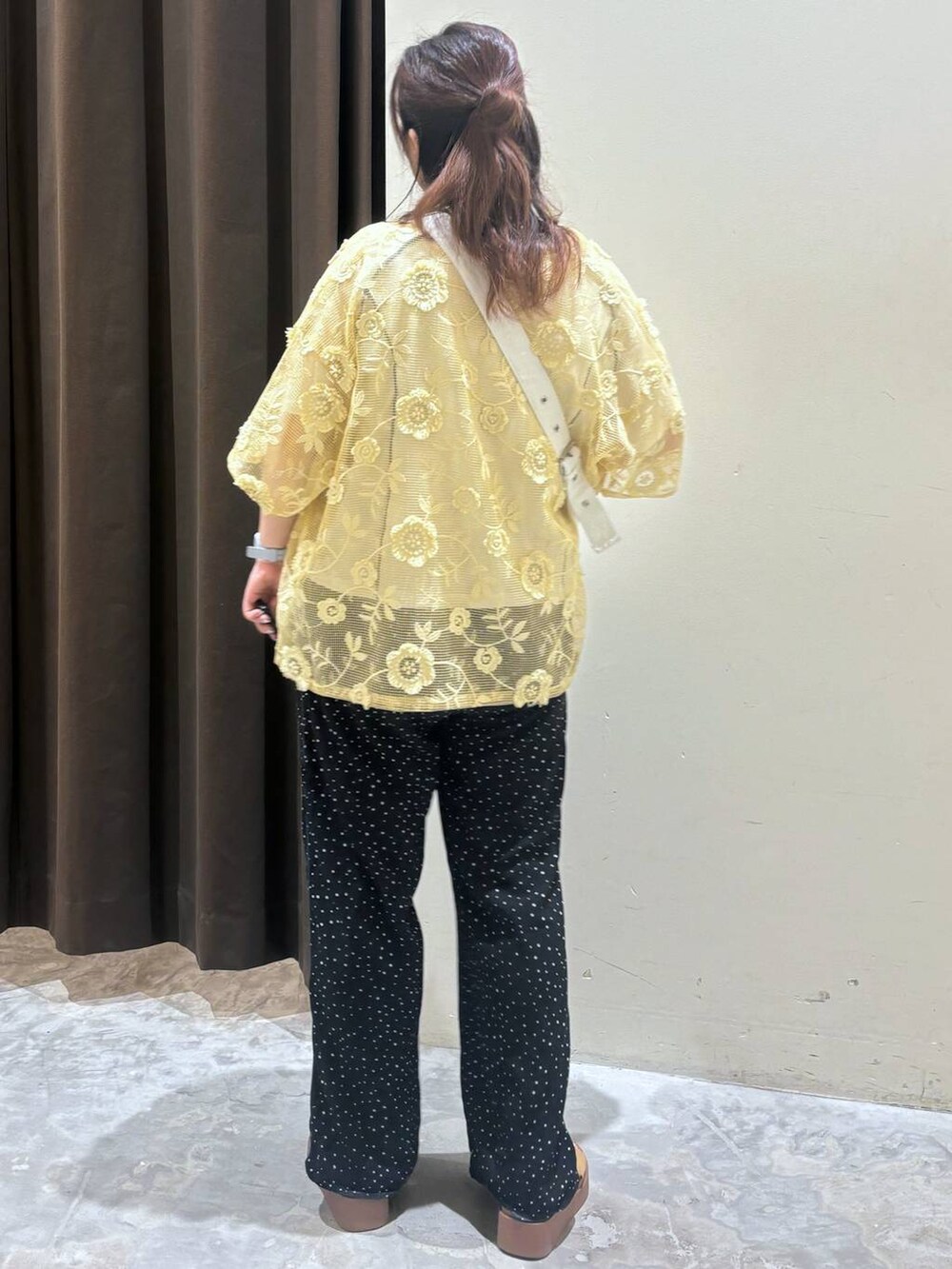 イエロー系のサンダル、ブラック系のその他パンツ、ホワイト系のTシャツ/カットソーを着用したレディースの夏コーディネートの5枚目の写真