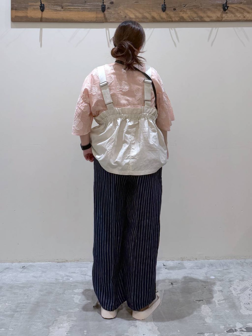 ブルー系のその他パンツ、オレンジ系のシャツ/ブラウス、ベージュ系のサンダルを着用したレディースの夏コーディネートの5枚目の写真