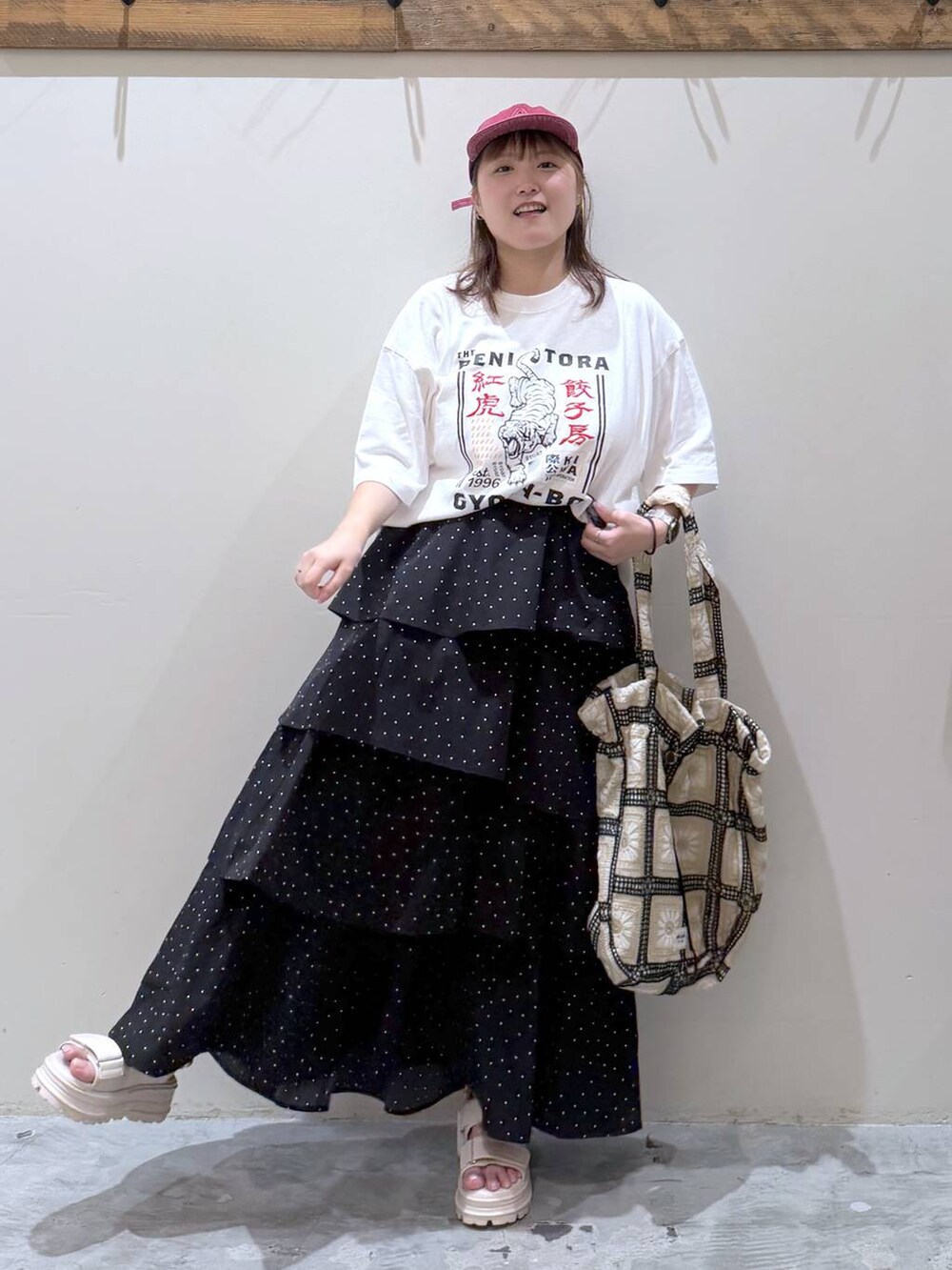 その他のトートバッグ、ベージュ系のサンダル、ホワイト系のTシャツ/カットソーを着用したレディースの夏コーディネートの4枚目の写真