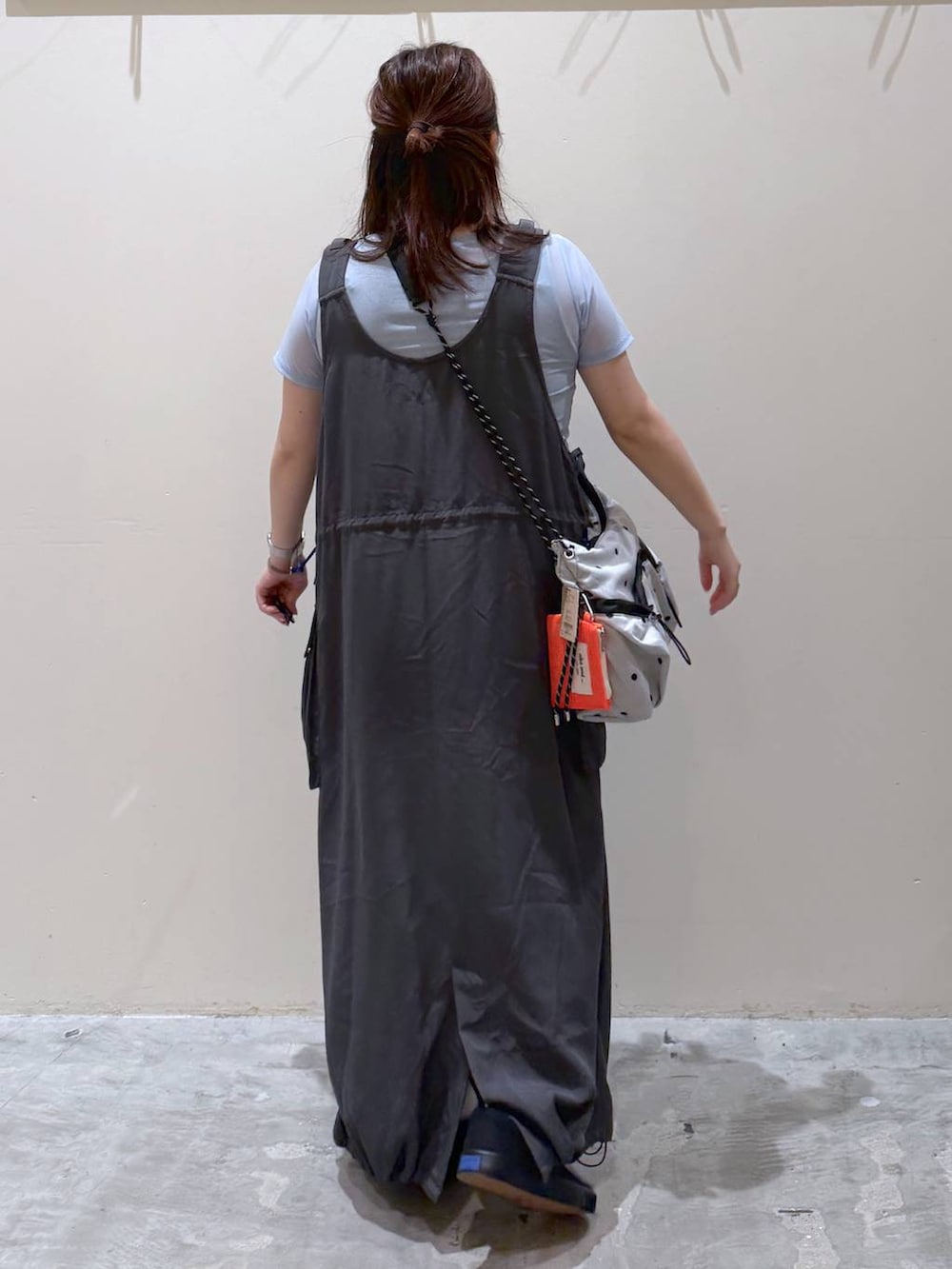 ブルー系のTシャツ/カットソー、その他のショルダーバッグを着用したレディースの夏コーディネートの5枚目の写真