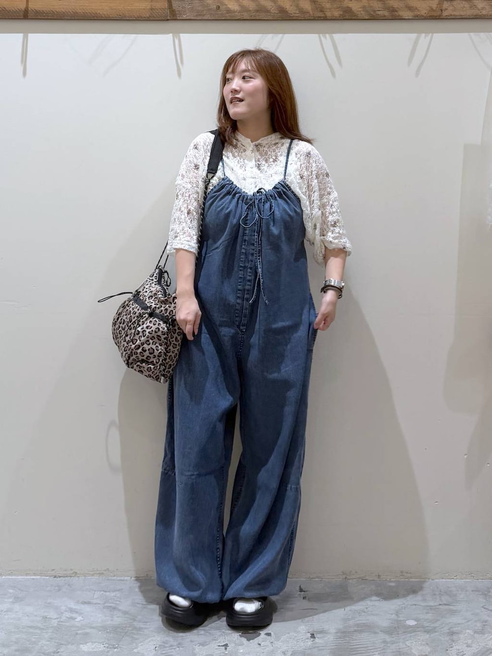ベージュ系のTシャツ/カットソー、ブルー系のサロペット/オーバーオール、ブラック系のサンダルを着用したレディースの夏コーディネートの2枚目の写真