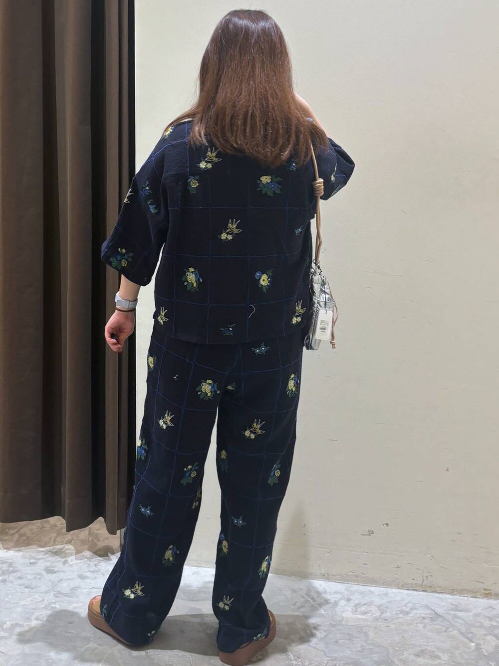 シルバー系のショルダーバッグ、イエロー系のサンダル、ブルー系のその他パンツを着用したレディースの夏コーディネートの6枚目の写真