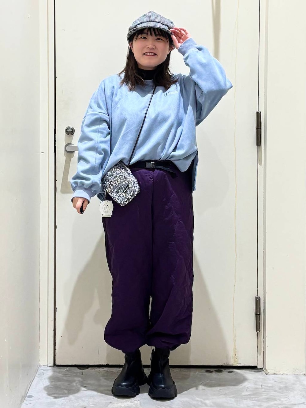 パープル系のその他パンツ、ブラック系のブーツ、ブラック系のTシャツ/カットソーを着用したレディースの冬コーディネートの2枚目の写真