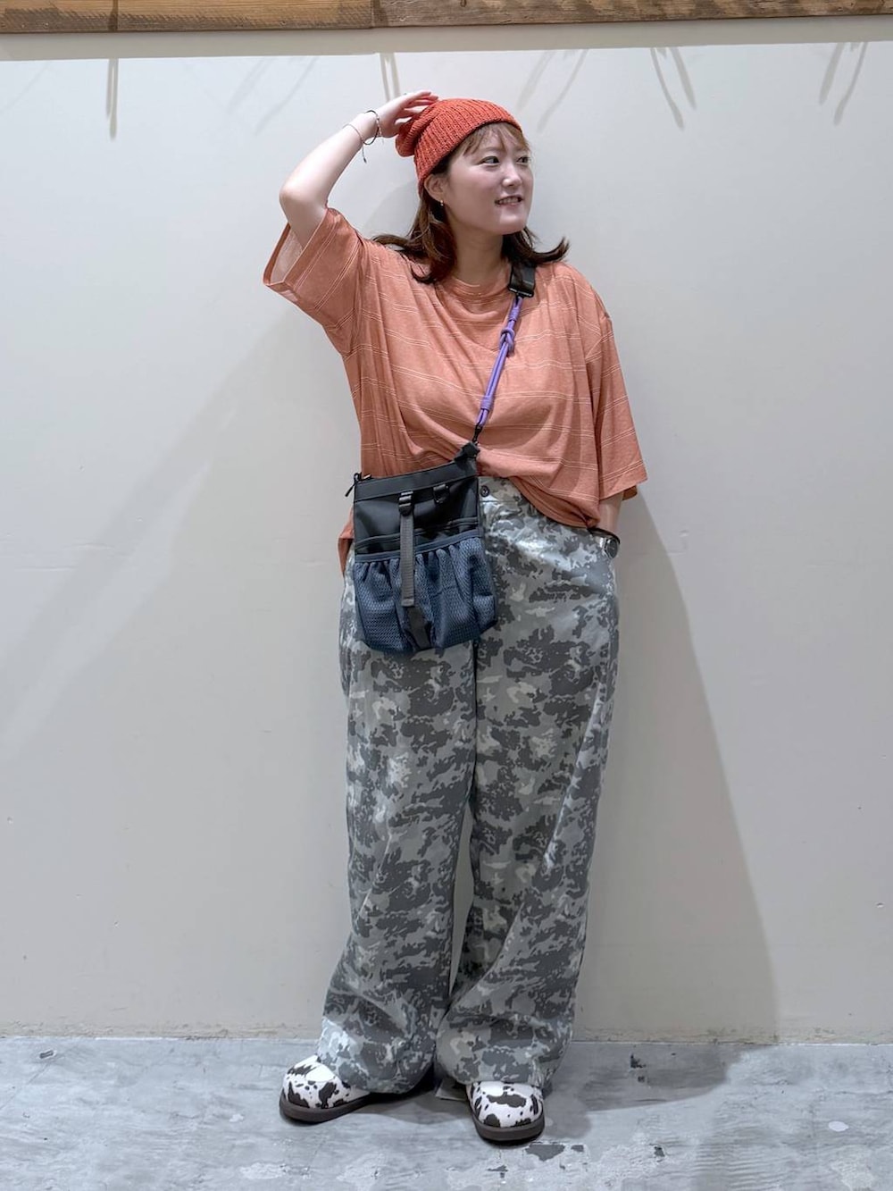 その他のその他パンツ、その他のスニーカー、グレー系のショルダーバッグを着用したレディースの夏コーディネートの4枚目の写真