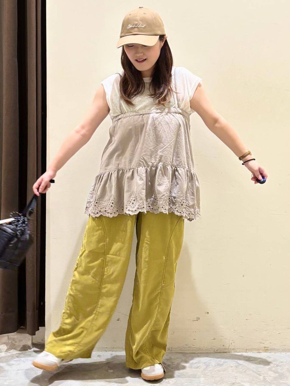 イエロー系のその他パンツ、ホワイト系のタンクトップ、ベージュ系のスニーカーを着用したレディースの夏コーディネートの2枚目の写真