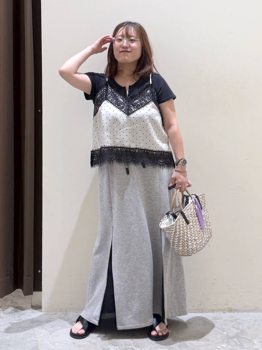 グレー系のTシャツ/カットソー、ベージュ系のキャミソールを着用したレディースの夏コーディネートの5枚目の写真
