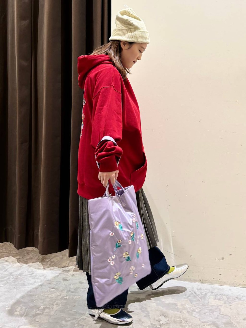 ブルー系のデニムパンツ、その他のスカート、シルバー系のパンプスを着用したレディースの冬コーディネートの5枚目の写真