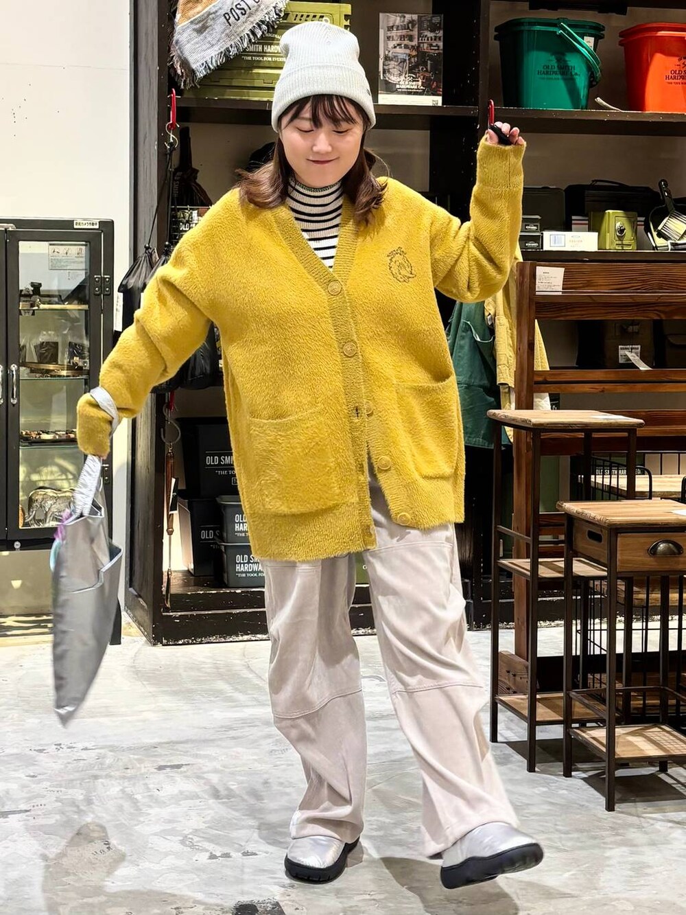 ベージュ系のその他パンツ、シルバー系のスリッポン、ホワイト系のTシャツ/カットソーを着用したレディースの冬コーディネートの2枚目の写真