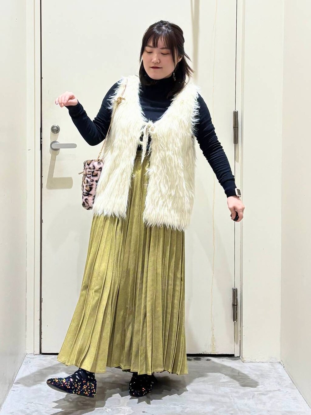 その他のバレエシューズ、ブラック系のTシャツ/カットソー、その他のショルダーバッグを着用したレディースの冬コーディネートの2枚目の写真
