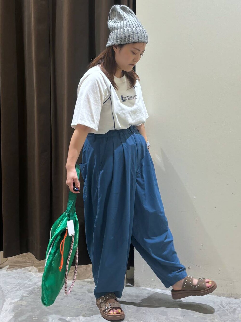 ベージュ系のサンダル、ブルー系のその他パンツ、グリーン系のトートバッグを着用したレディースの夏コーディネートの6枚目の写真