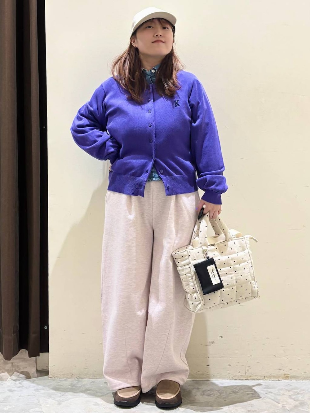 ホワイト系のトートバッグ、ピンク系のスウェットパンツ、ベージュ系のその他シューズを着用したレディースの冬コーディネートの2枚目の写真