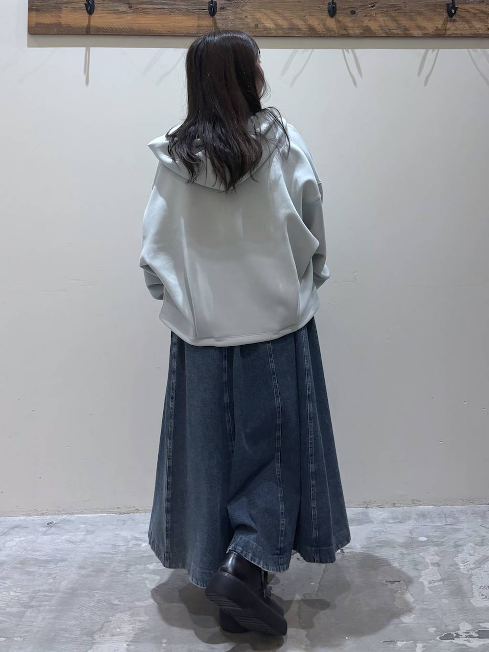 ブルー系のスカート、ブラック系のその他シューズ、ベージュ系のTシャツ/カットソーを着用したレディースの春コーディネートの4枚目の写真