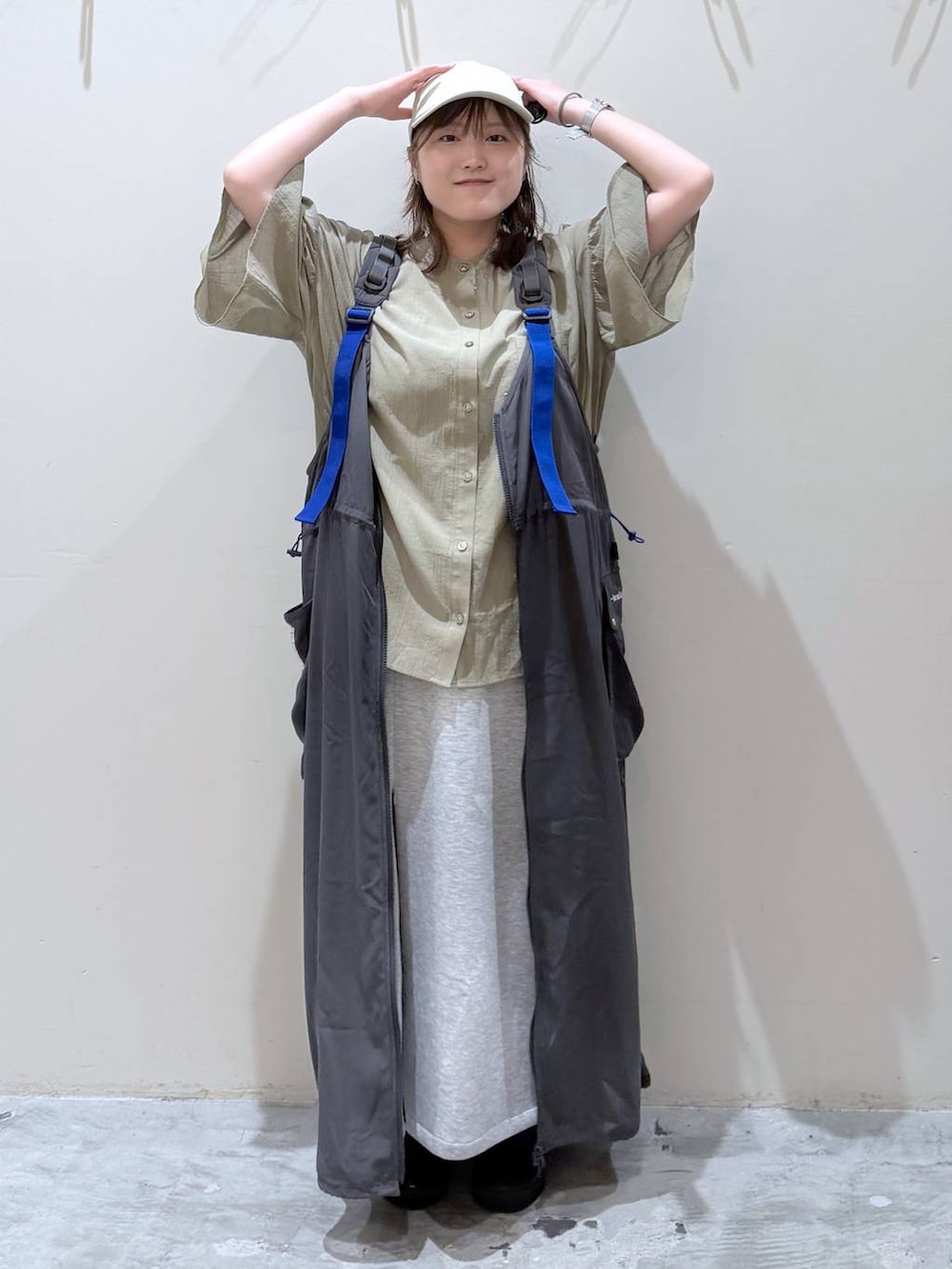 ベージュ系のキャップを着用したレディースの夏コーディネートの5枚目の写真
