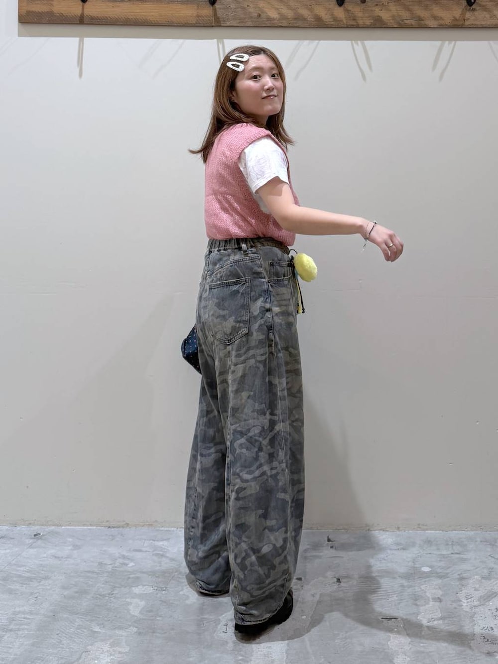 ピンク系のベスト、その他のトートバッグ、グリーン系のデニムパンツを着用したレディースの夏コーディネートの7枚目の写真