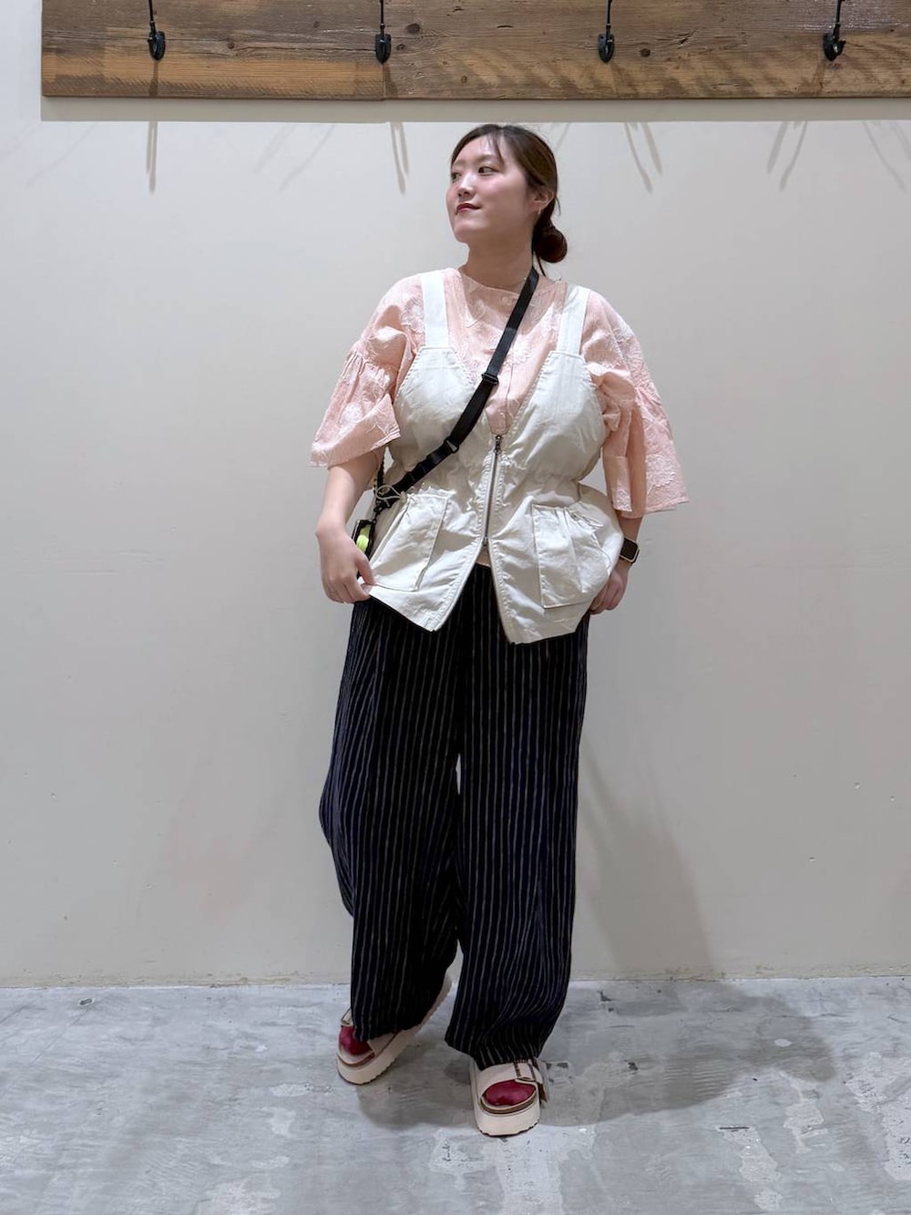 ブルー系のその他パンツ、オレンジ系のシャツ/ブラウス、ベージュ系のサンダルを着用したレディースの夏コーディネートの2枚目の写真