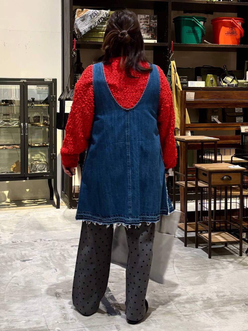 グレー系のその他パンツ、ホワイト系のTシャツ/カットソー、レッド系のニット/セーターを着用したレディースの冬コーディネートの6枚目の写真