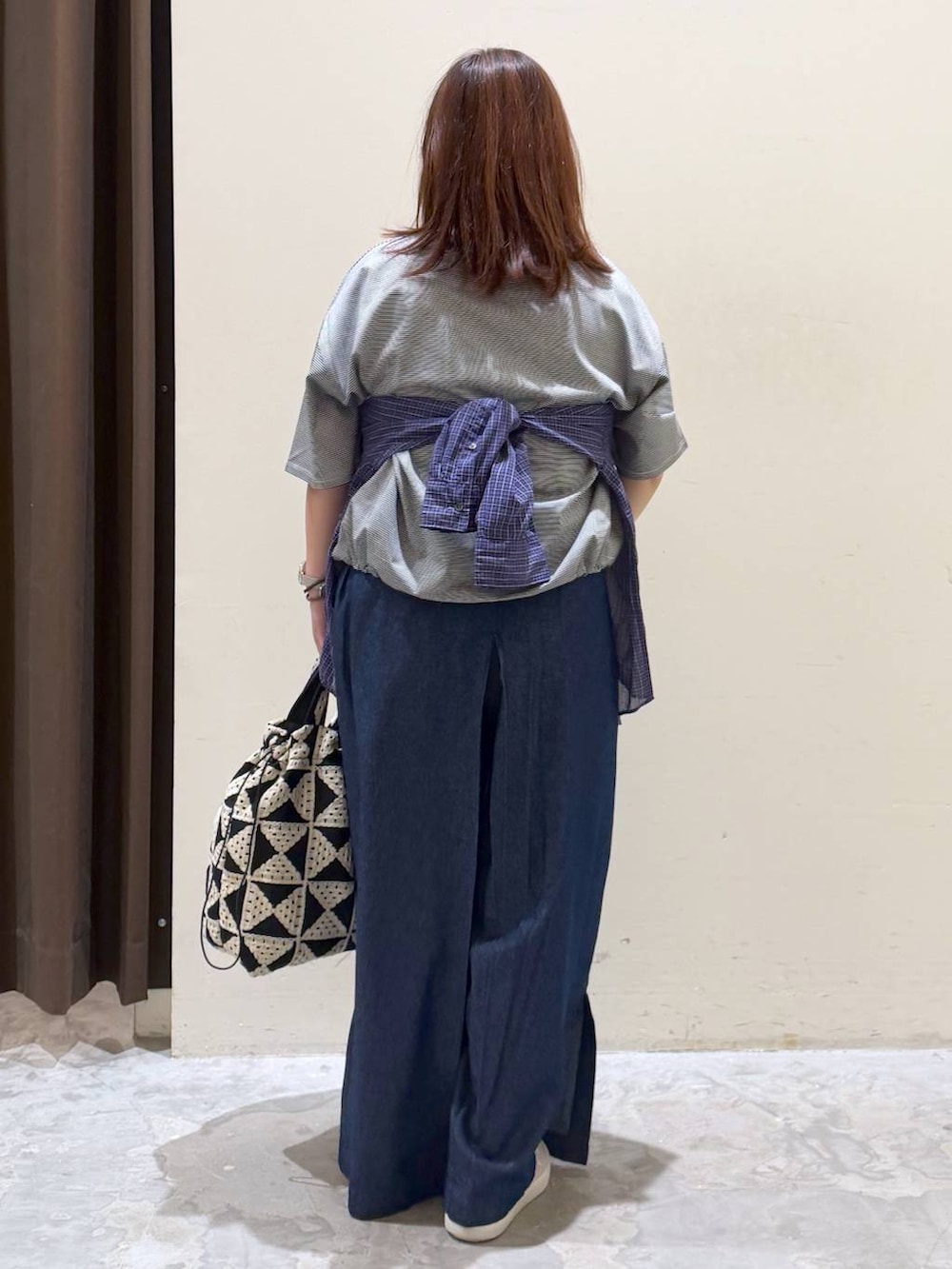 その他のトートバッグ、ブルー系のその他パンツ、グレー系のスニーカーを着用したレディースの夏コーディネートの4枚目の写真