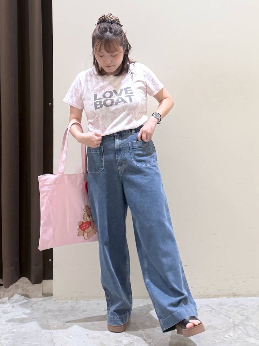 ブラック系のサンダル、ブルー系のその他パンツ、ホワイト系のTシャツ/カットソーを着用したレディースの夏コーディネートの3枚目の写真