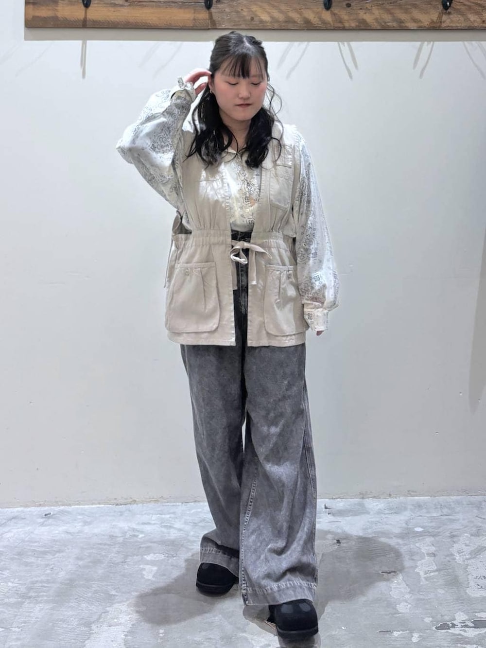 ベージュ系のベスト、ベージュ系のシャツ/ブラウス、ブラック系のスニーカーを着用したレディースの春コーディネートの2枚目の写真