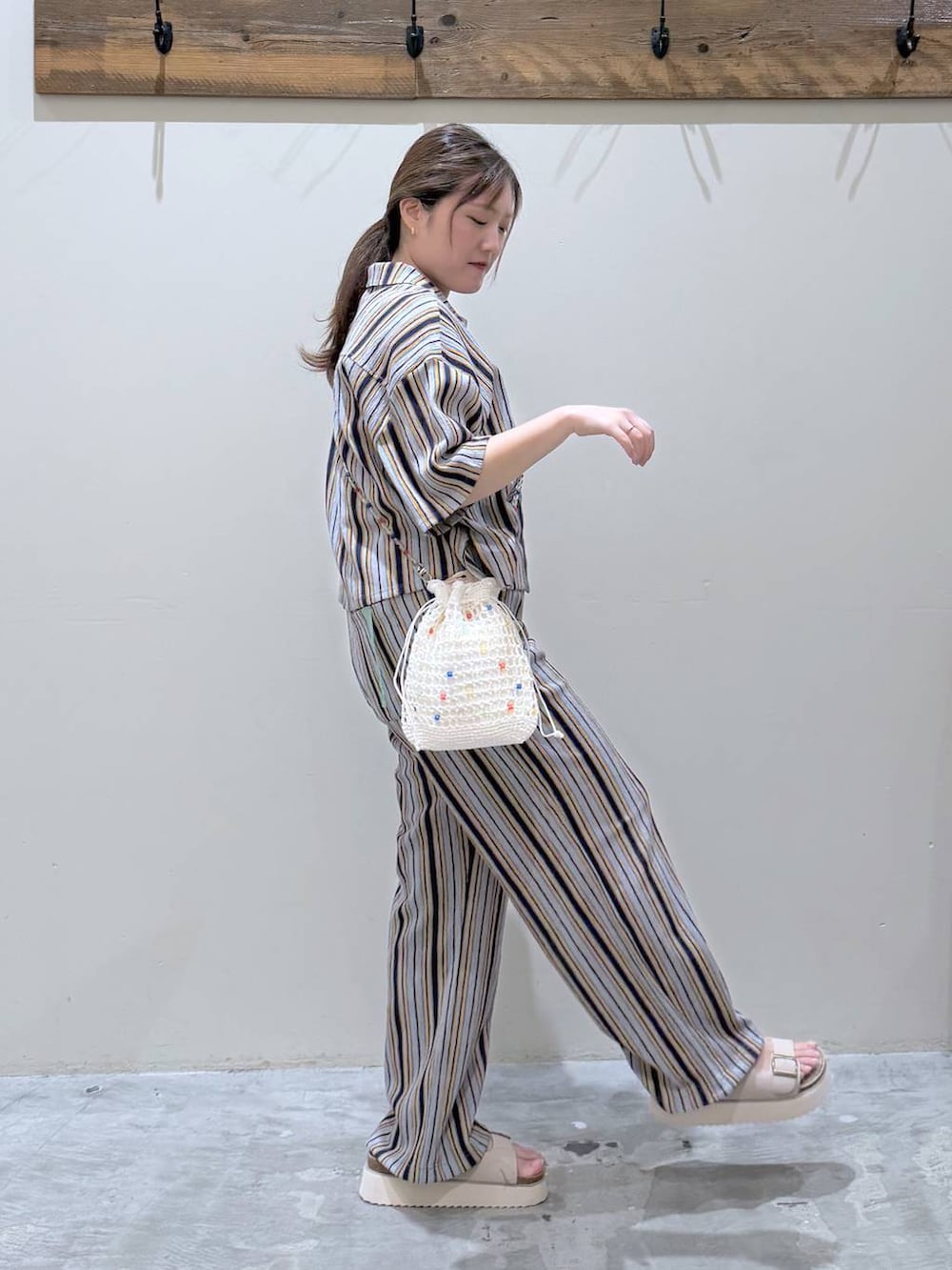 ベージュ系のサンダル、ブルー系のシャツ/ブラウス、ブルー系のその他パンツを着用したレディースの春コーディネートの4枚目の写真