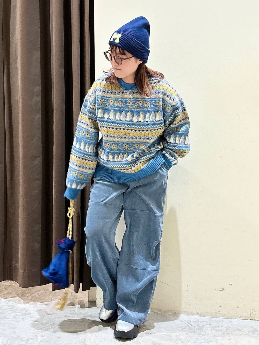 ブルー系のその他パンツ、その他のショルダーバッグ、グレー系のブーツを着用したレディースの冬コーディネートの2枚目の写真