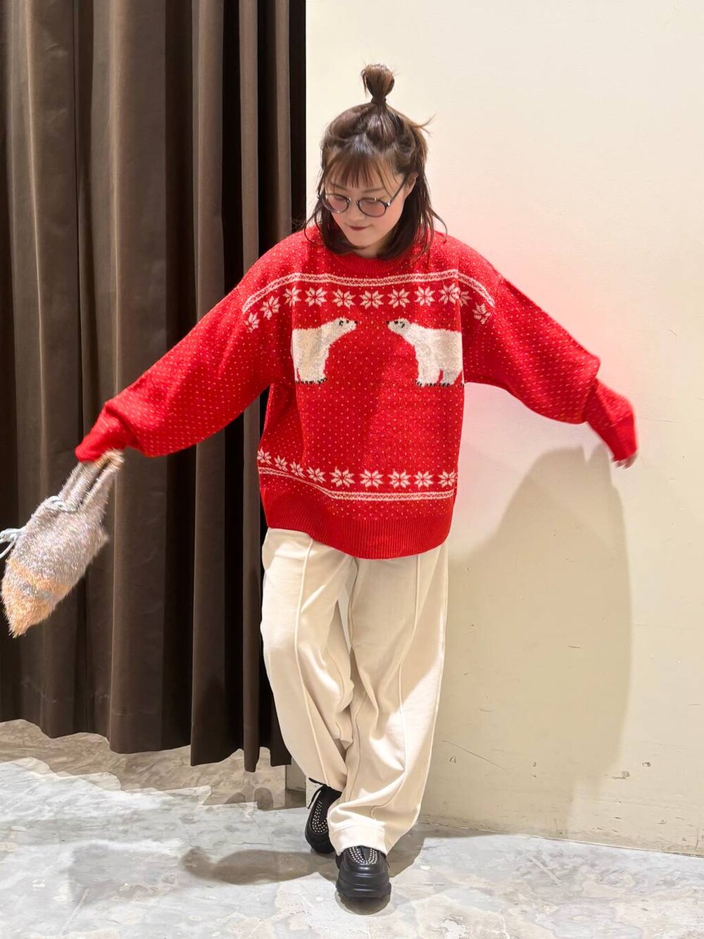 ベージュ系のその他パンツ、ブラック系のその他シューズ、レッド系のニット/セーターを着用したレディースの冬コーディネートの2枚目の写真