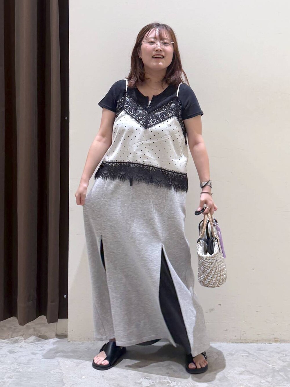 グレー系のTシャツ/カットソー、ベージュ系のキャミソールを着用したレディースの夏コーディネートの2枚目の写真