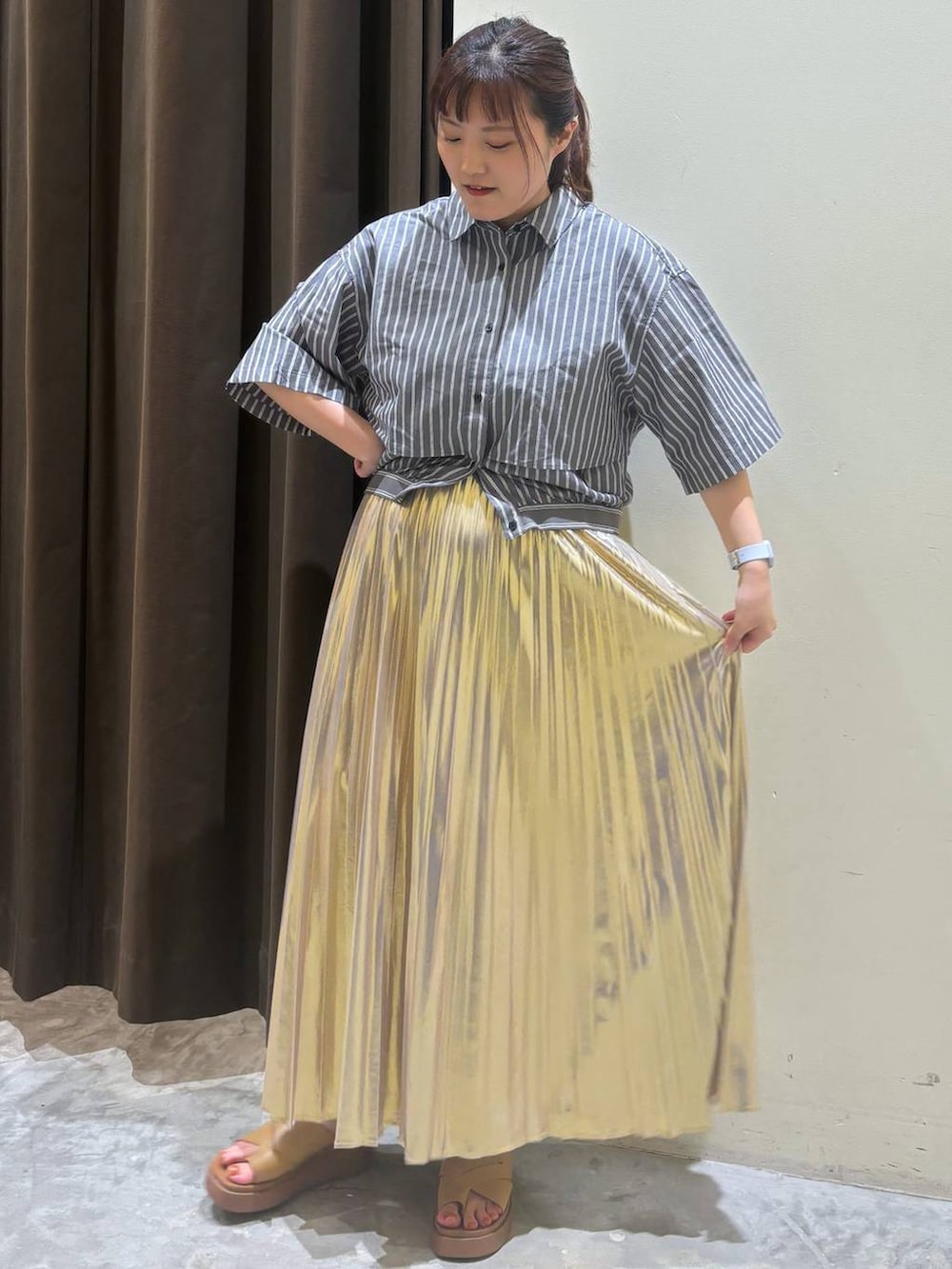 イエロー系のサンダル、イエロー系のスカート、グレー系のシャツ/ブラウスを着用したレディースの夏コーディネートの5枚目の写真