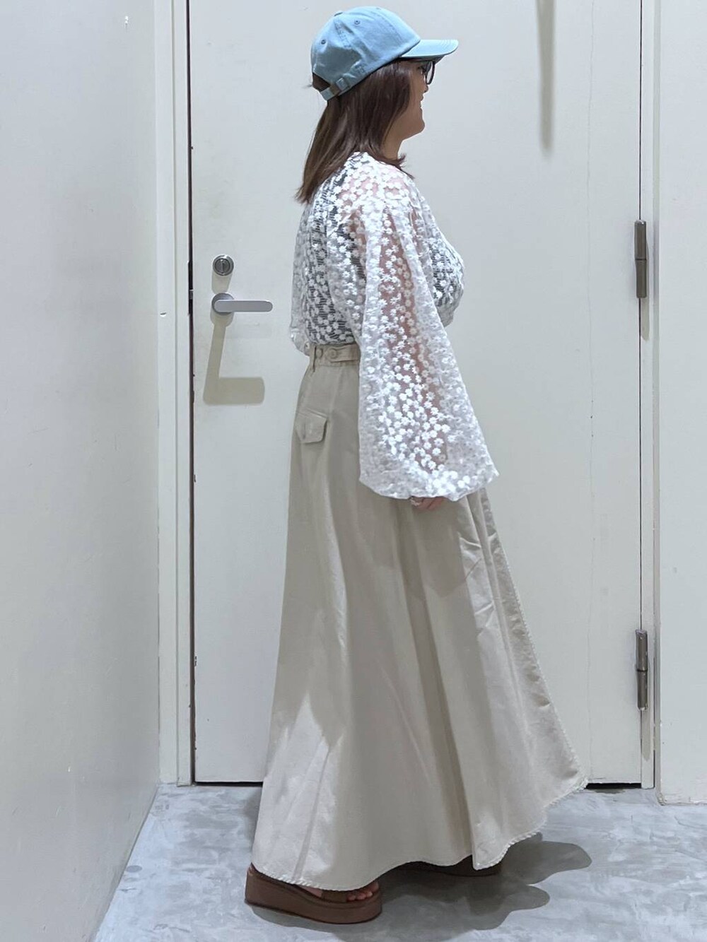 イエロー系のサンダル、ブラウン系のスカート、ホワイト系のTシャツ/カットソーを着用したレディースの春コーディネートの5枚目の写真