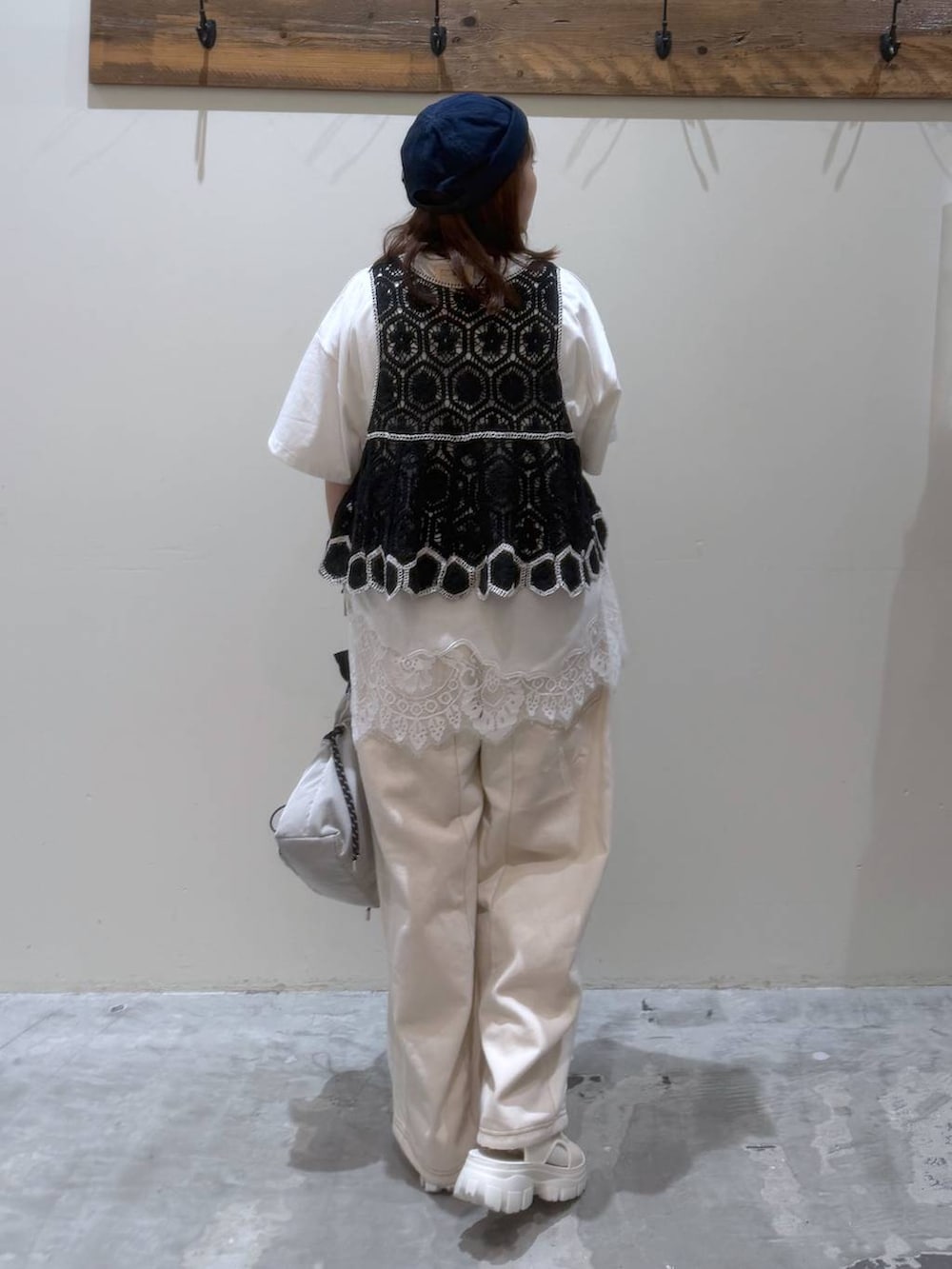 ベージュ系のデニムパンツ、ブラック系のその他トップス、ベージュ系のサンダルを着用したレディースの夏コーディネートの7枚目の写真