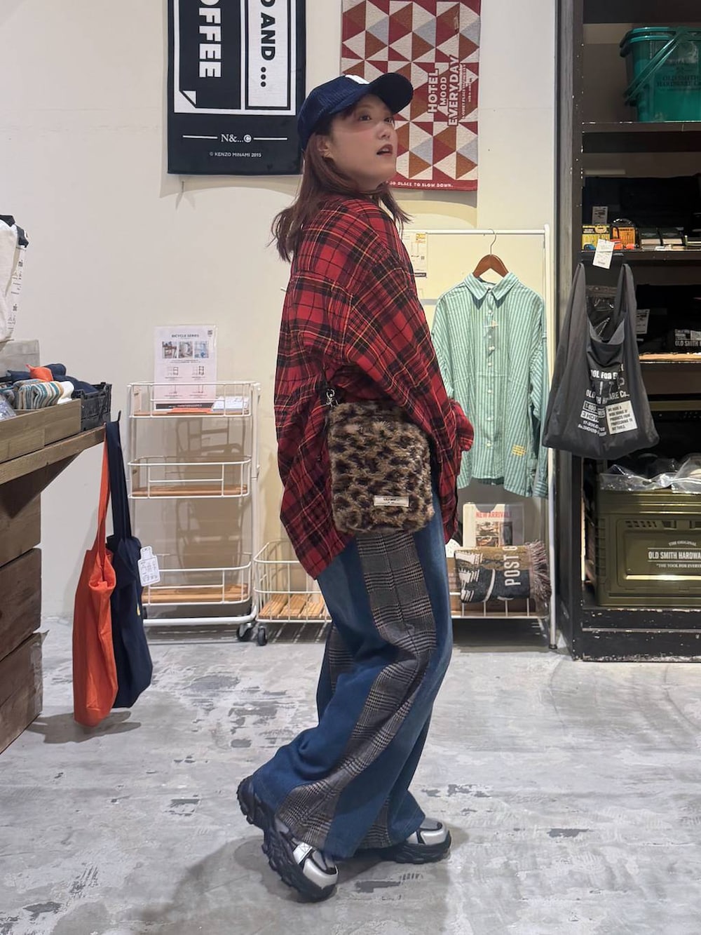 ブラウン系のデニムパンツ、その他のスニーカー、レッド系のシャツ/ブラウスを着用したレディースの秋コーディネートの5枚目の写真