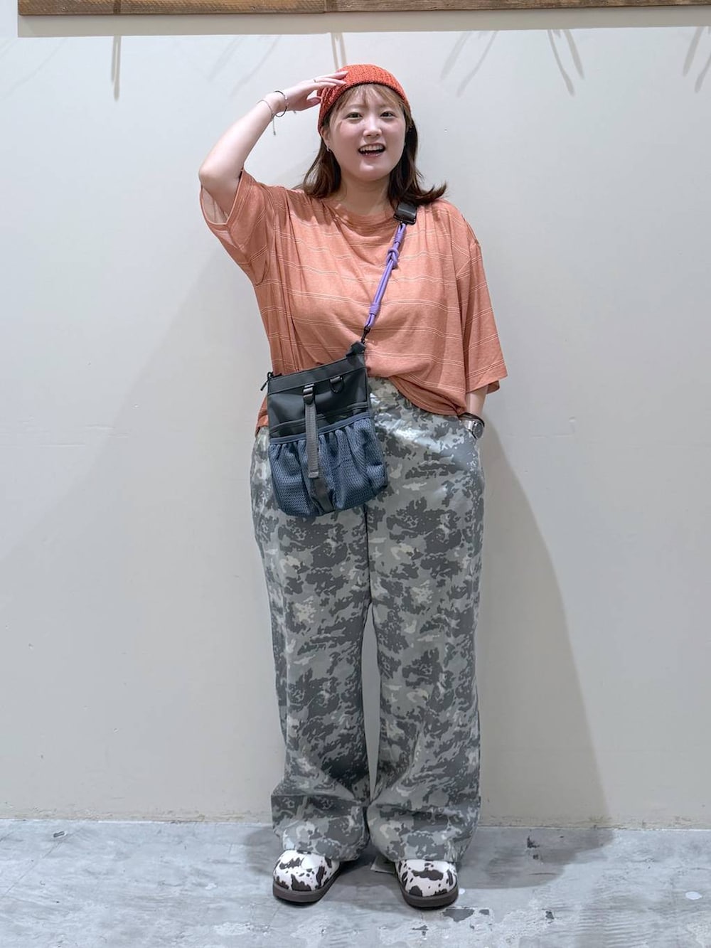 その他のその他パンツ、その他のスニーカー、グレー系のショルダーバッグを着用したレディースの夏コーディネートの3枚目の写真