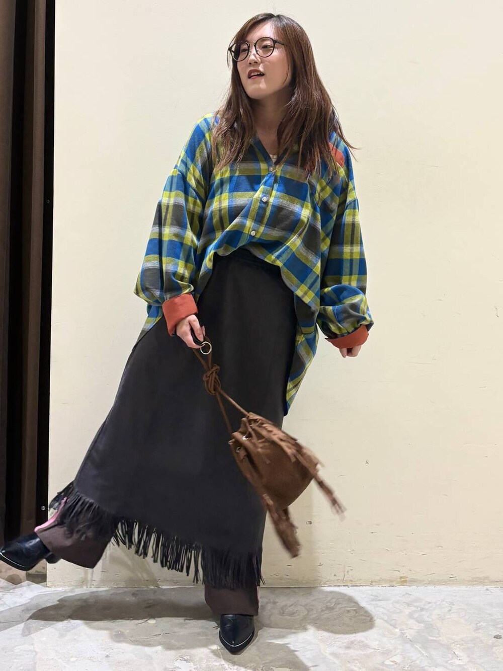 ブラウン系のその他パンツ、ブラック系のその他シューズ、ブラウン系のショルダーバッグを着用したレディースの夏コーディネートの4枚目の写真