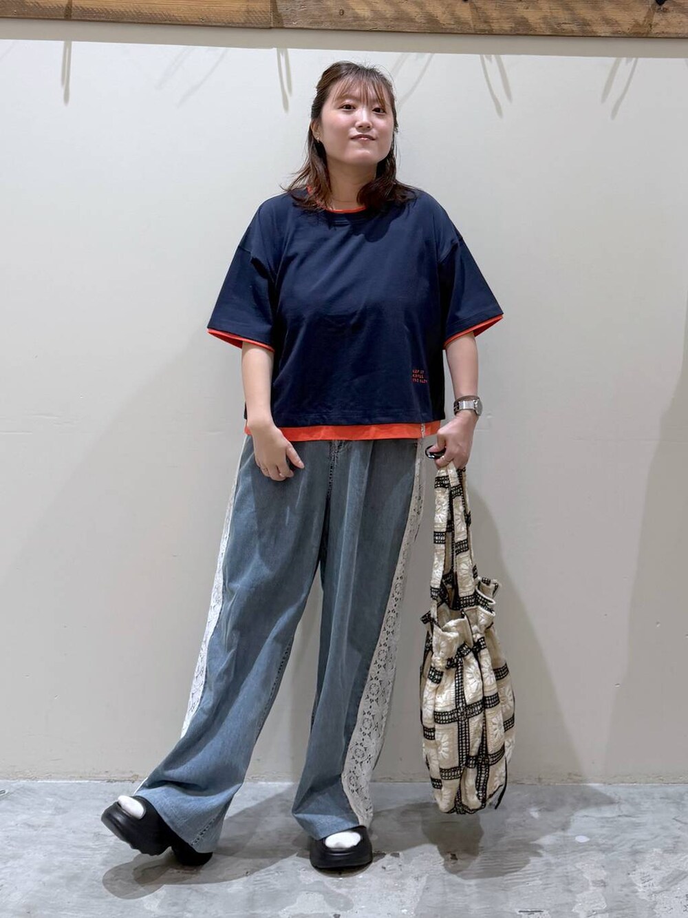 その他のトートバッグ、ブラック系のサンダル、ブルー系のTシャツ/カットソーを着用したレディースの夏コーディネートの3枚目の写真