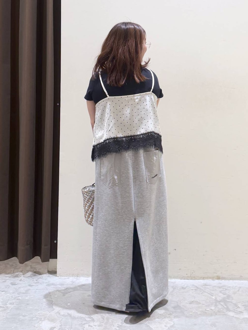 グレー系のTシャツ/カットソー、ベージュ系のキャミソールを着用したレディースの夏コーディネートの4枚目の写真