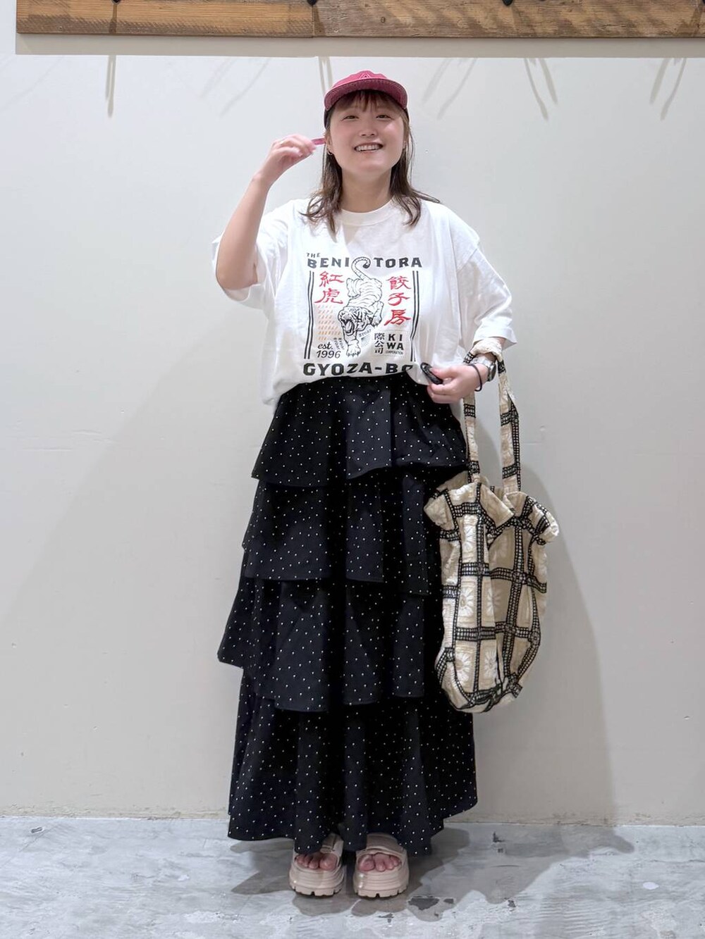 その他のトートバッグ、ベージュ系のサンダル、ホワイト系のTシャツ/カットソーを着用したレディースの夏コーディネートの3枚目の写真