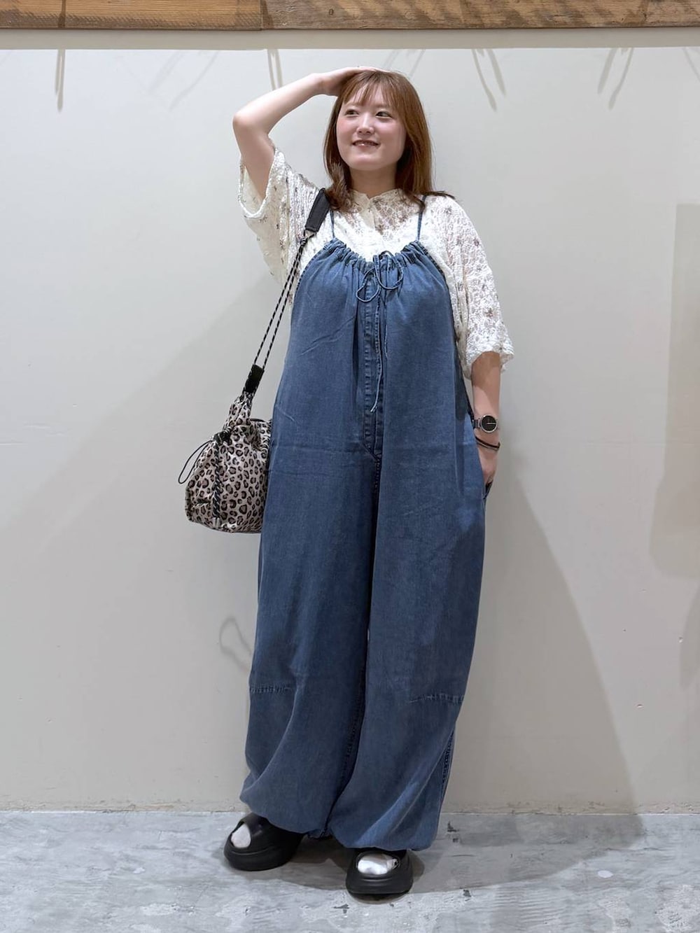 ベージュ系のTシャツ/カットソー、ブルー系のサロペット/オーバーオール、ブラック系のサンダルを着用したレディースの夏コーディネートの3枚目の写真