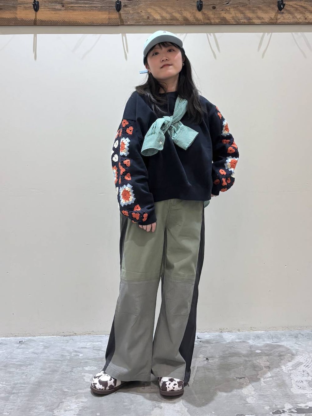 ブルー系のスウェット、グリーン系のシャツ/ブラウス、その他のスニーカーを着用したレディースの春コーディネートの4枚目の写真