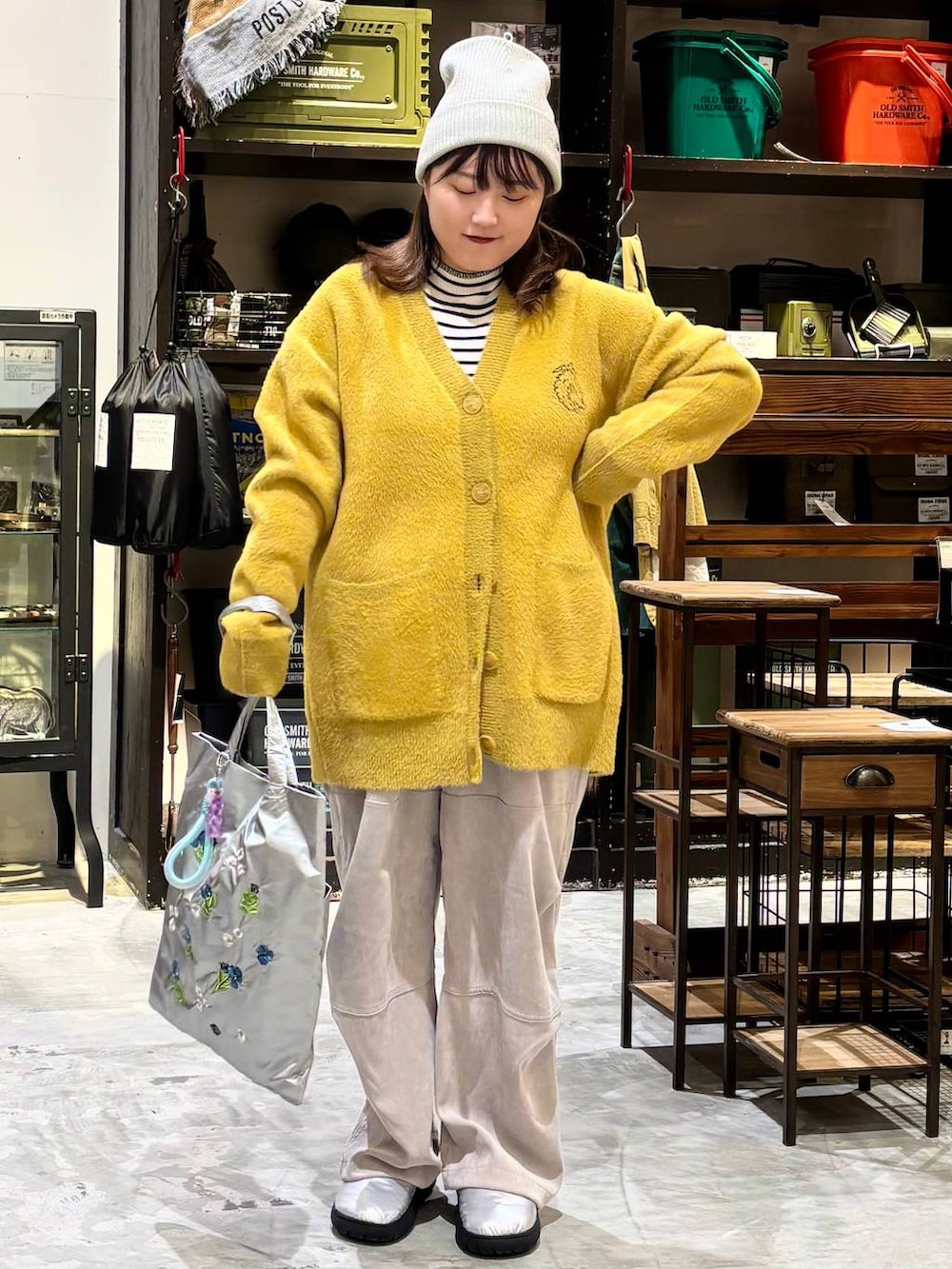 ベージュ系のその他パンツ、シルバー系のスリッポン、ホワイト系のTシャツ/カットソーを着用したレディースの冬コーディネートの4枚目の写真
