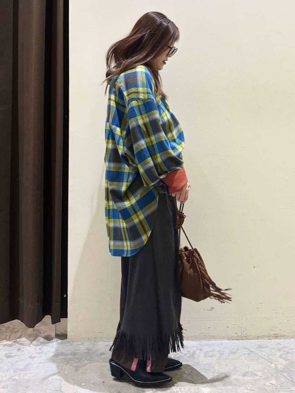 ブラウン系のその他パンツ、ブラック系のその他シューズ、ブラウン系のショルダーバッグを着用したレディースの夏コーディネートの5枚目の写真
