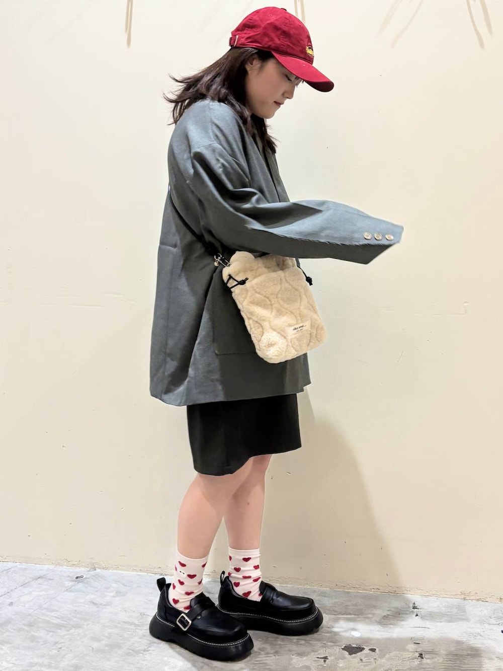 ベージュ系のTシャツ/カットソー、グレー系のテーラードジャケット、ブラック系のドレスシューズを着用したレディースの秋コーディネートの5枚目の写真