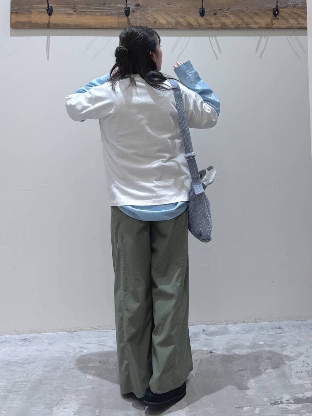 ブルー系のトートバッグ、ブルー系のシャツ/ブラウス、ブラック系のモカシン/デッキシューズを着用したレディースの春コーディネートの4枚目の写真