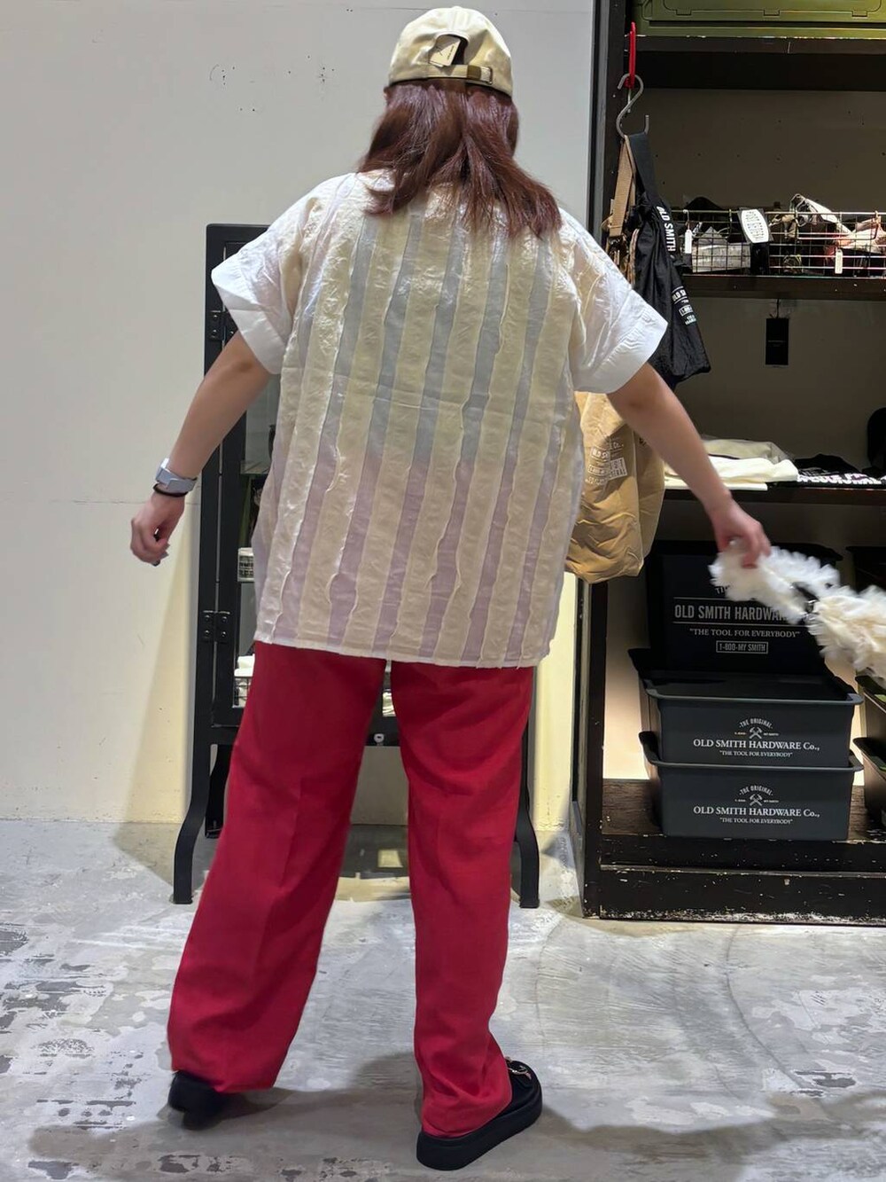 ブラック系のサンダル、ベージュ系のショルダーバッグ、ピンク系のその他パンツを着用したレディースの夏コーディネートの5枚目の写真