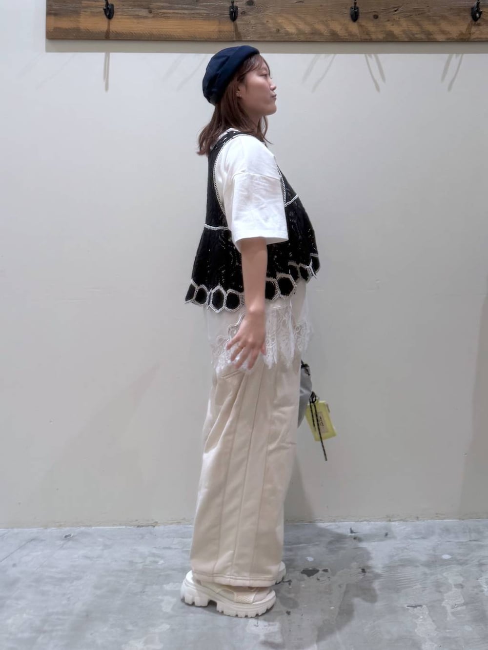 ベージュ系のデニムパンツ、ブラック系のその他トップス、ベージュ系のサンダルを着用したレディースの夏コーディネートの6枚目の写真