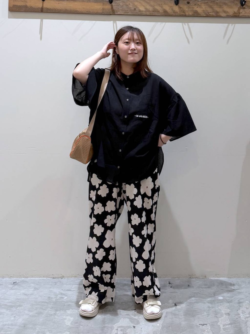 ベージュ系のサンダル、その他のその他パンツ、ベージュ系のショルダーバッグを着用したレディースの夏コーディネートの5枚目の写真