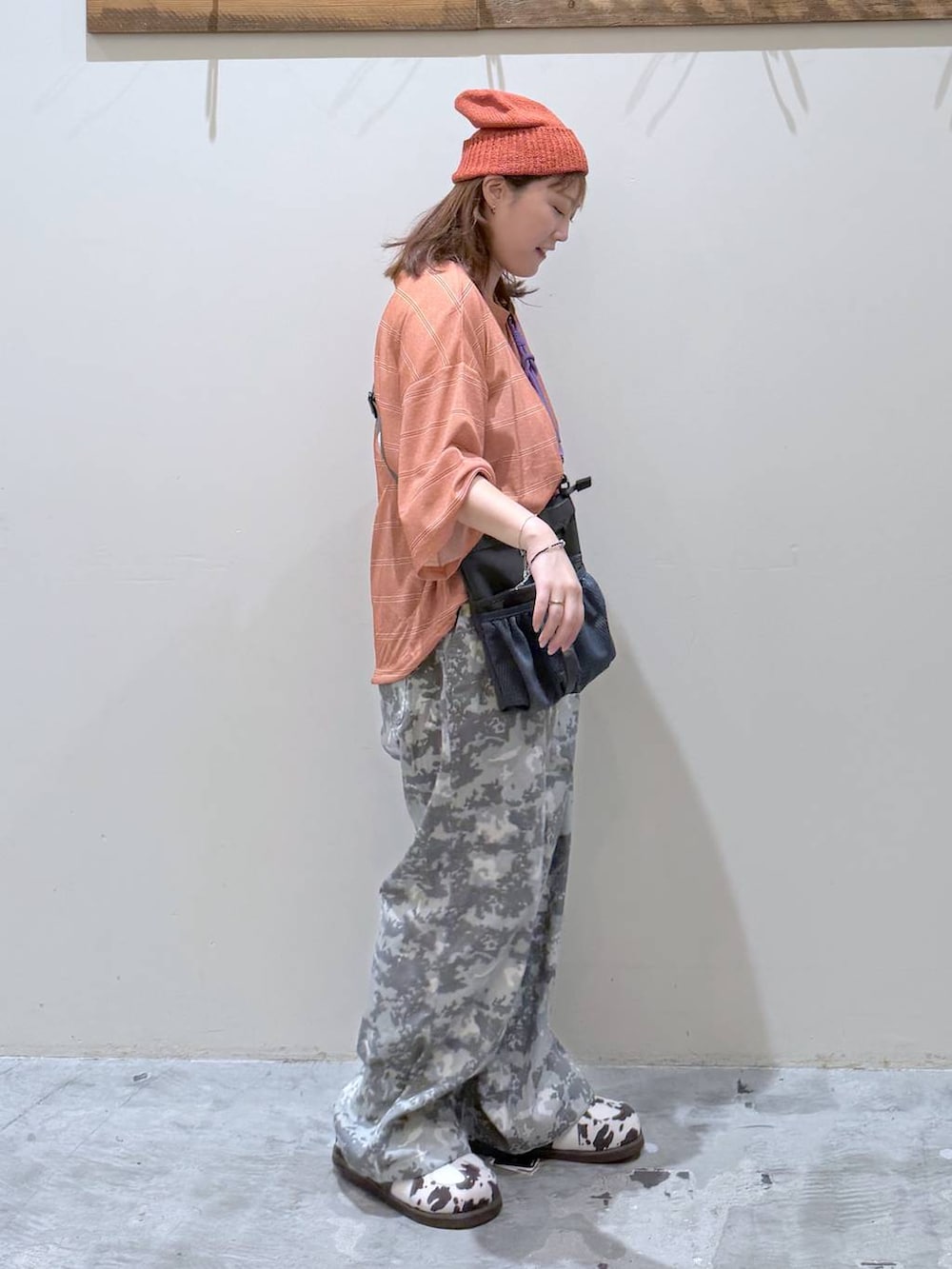 その他のその他パンツ、その他のスニーカー、グレー系のショルダーバッグを着用したレディースの夏コーディネートの5枚目の写真