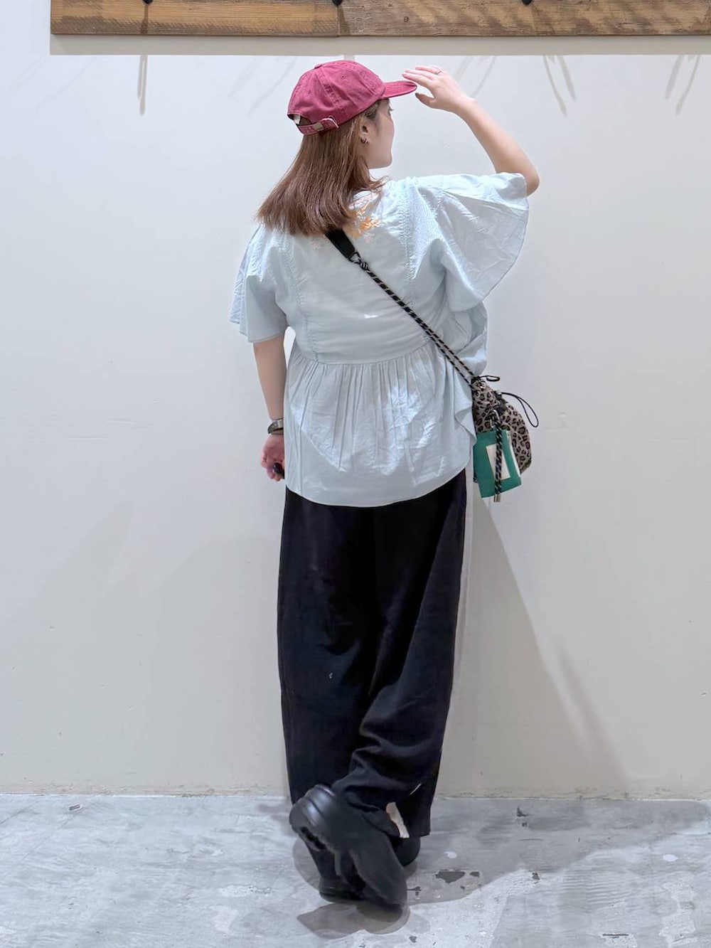 グレー系のその他パンツ、ブルー系のシャツ/ブラウス、ブラック系のサンダルを着用したレディースの夏コーディネートの4枚目の写真