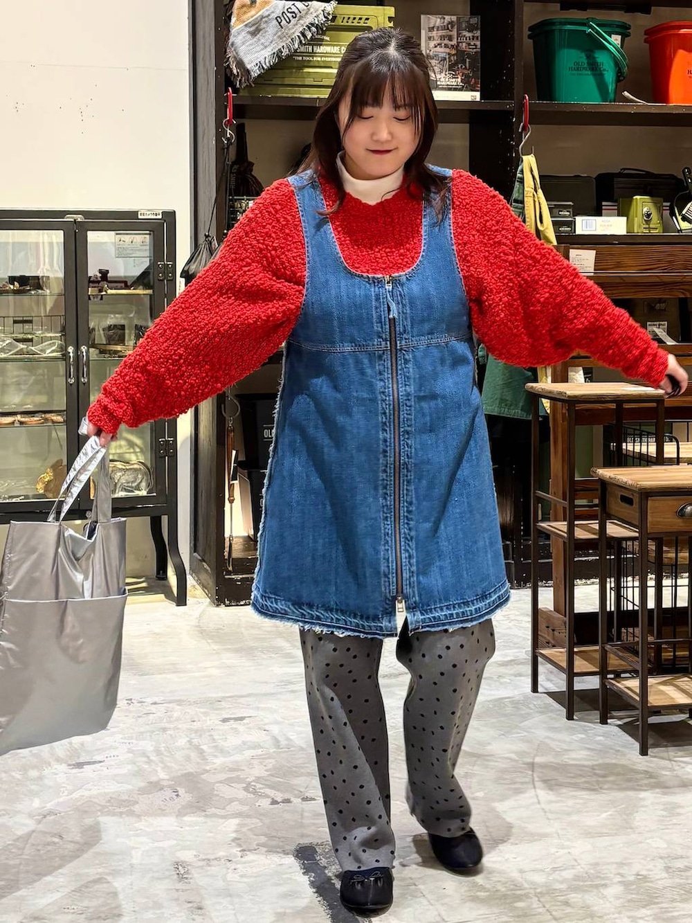 グレー系のその他パンツ、ホワイト系のTシャツ/カットソー、レッド系のニット/セーターを着用したレディースの冬コーディネートの4枚目の写真